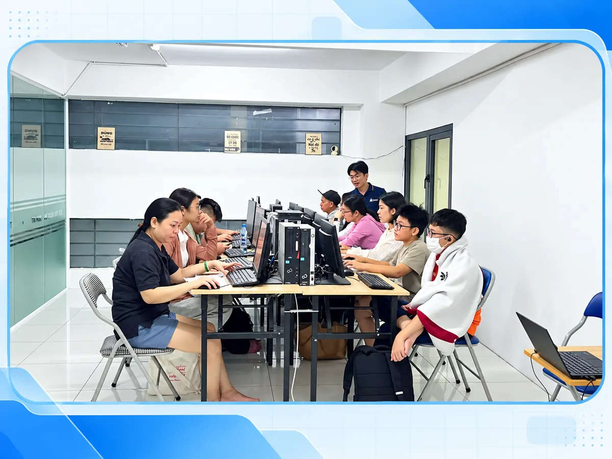 Ảnh minh họa thiết kế từ lớp tin học thực tế do chủ website cung cấp, dùng cho nội dung Người mới dùng máy tính: luyện tìm và mở đúng tệp trước khi sửa.